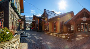Whistler, British Columbia, Kanada - 11 Mart 2020: Güneşli bir kış sabahı küçük bir Turistik Kayak Kasabası üzerindeki Creekside Village 'ın Güzel Panoramik Manzarası.