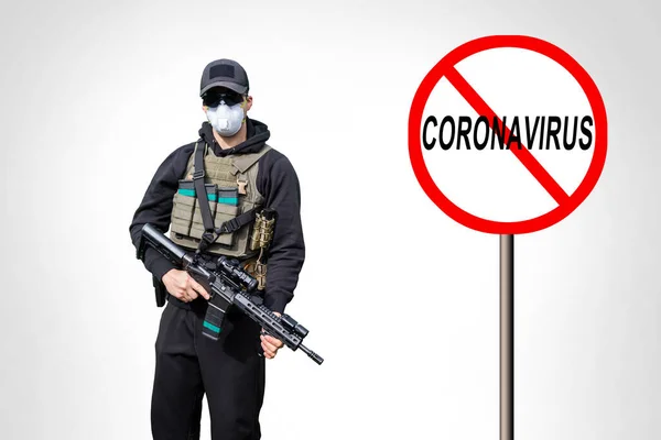 コロナウイルス サイン 戦術的制服を着用し 手と目標に機関銃を保持軍の男 白を基調としている 黒服とパーカー — ストック写真