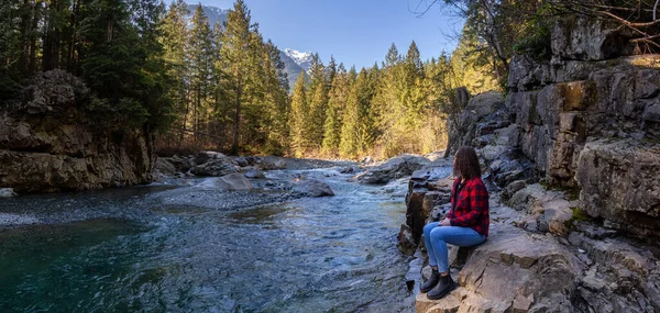 Niña Sentada Junto Río Paisaje Montañoso Canadiense Durante Soleado Día —  Fotos de Stock