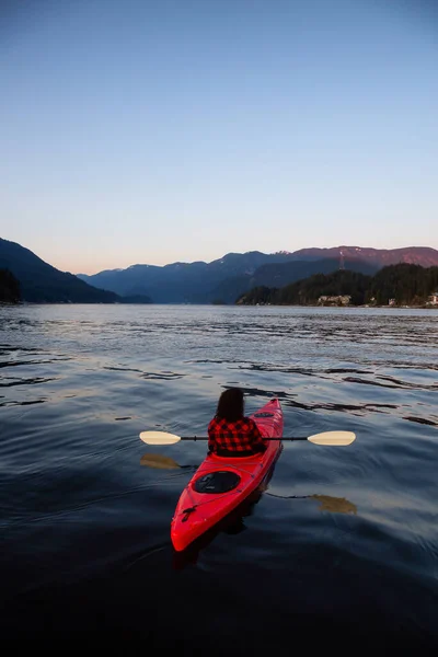 Adventurous Girl Paddle Sur Kayak Rouge Lumineux Dans Eau Calme — Photo