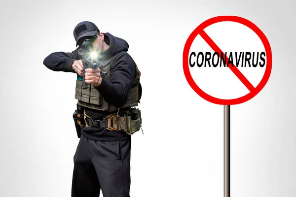 Coronavirus Ban Sign Legerman Draagt Tactisch Uniform Houdt Machinegeweer Handen — Stockfoto