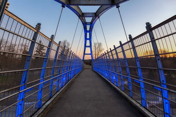 Ponte Pedonale Sull Autostrada Durante Tramonto Soleggiato Colorato Preso Nel — Foto Stock