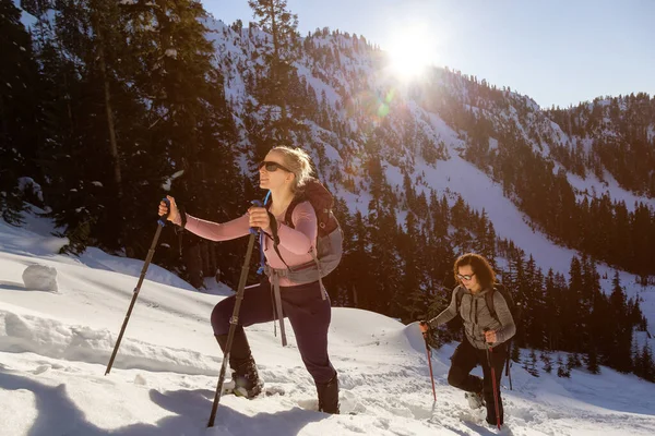 Ein Paar Abenteuerlustige Wanderfreunde Steigen Einem Sonnigen Abend Mit Schneeschuhen — Stockfoto