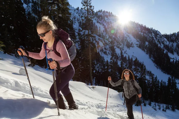 Ein Paar Abenteuerlustige Wanderfreunde Steigen Einem Sonnigen Abend Mit Schneeschuhen — Stockfoto