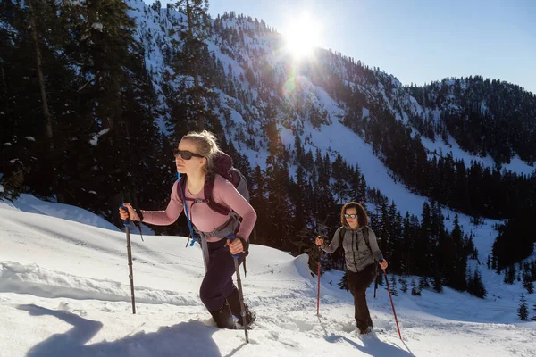 Ein Paar Abenteuerlustige Wanderfreunde Steigen Einem Sonnigen Abend Mit Schneeschuhen — Stockfoto