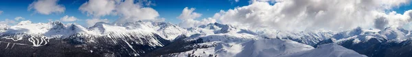 ウィスラー ブリティッシュコロンビア州 カナダ 曇りで活気のある冬の日の間にカナダの雪に覆われた山の風景の美しいパノラマビュー — ストック写真