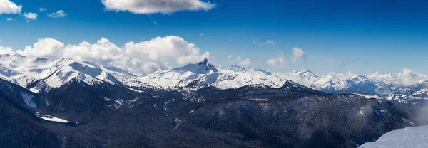 ウィスラー ブリティッシュコロンビア州 カナダ 曇りで活気のある冬の日の間にカナダの雪に覆われた山の風景の美しいパノラマビュー — ストック写真