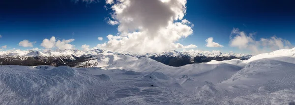 ウィスラー ブリティッシュコロンビア州 カナダ 曇りで活気のある冬の日の間にカナダの雪に覆われた山の風景の美しいパノラマビュー — ストック写真