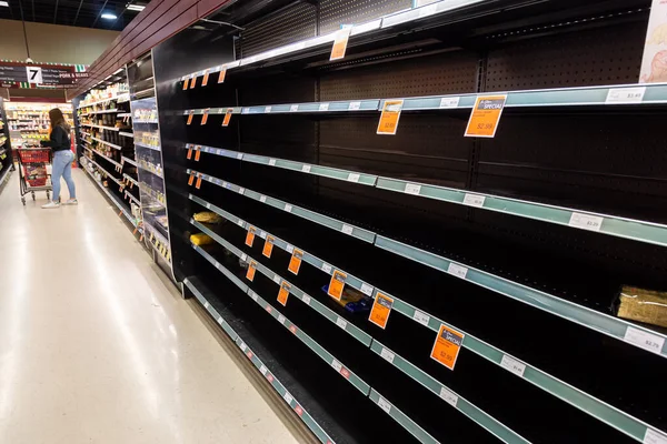 Surrey, British Columbia, Kanada - 18 Mart 2020: Coronavirus salgını sırasında süpermarkette boş raflar.