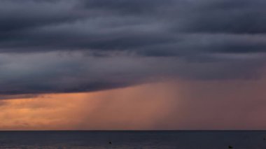 Okyanus Üzerinde Güzel Bulutların Aralıksız Döngü Animasyonu