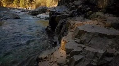 Kanada Dağ Manzarası 'ndaki nehrin güzel manzarası