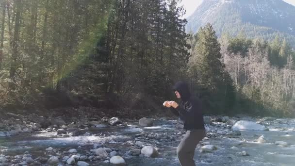 Medeltida vit kaukasisk man tränar kampsport — Stockvideo