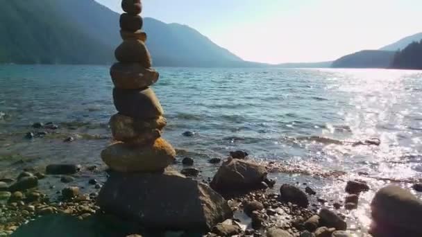 Równoważenie skał na plaży nad jeziorem Alouette — Wideo stockowe