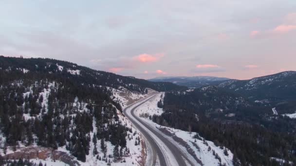 Vista aérea del Drone de una carretera escénica que pasa en el paisaje canadiense de la montaña — Vídeo de stock