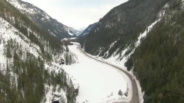 Panoramisch uitzicht vanuit de lucht op een panoramische snelweg in de vallei — Stockvideo