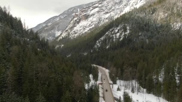 Panoramisch uitzicht vanuit de lucht op een panoramische snelweg in de vallei — Stockvideo