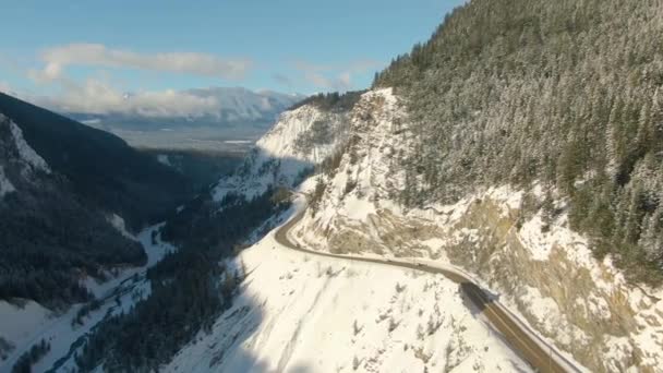 LuchtDrone Uitzicht op een schilderachtige snelweg in de vallei tussen het Canadese berglandschap — Stockvideo