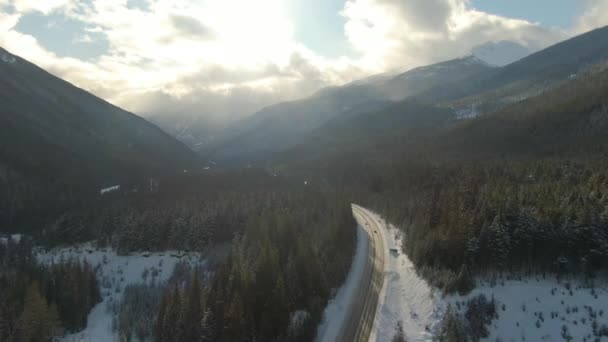 Luftaufnahme eines malerischen Highways im Tal zwischen kanadischer Berglandschaft — Stockvideo