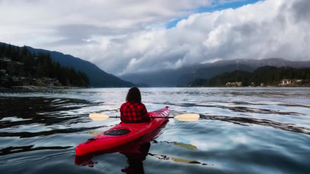 Cinemagraph Animation en boucle continue de kayak aventureux pour fille — Video