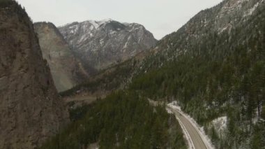 Kanada Dağ Toprakları 'ndaki Manzaralı Yol' un Hava Görüntüsü