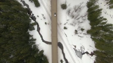 Nehri geçen otobanın yukarısından hava görüntüsü