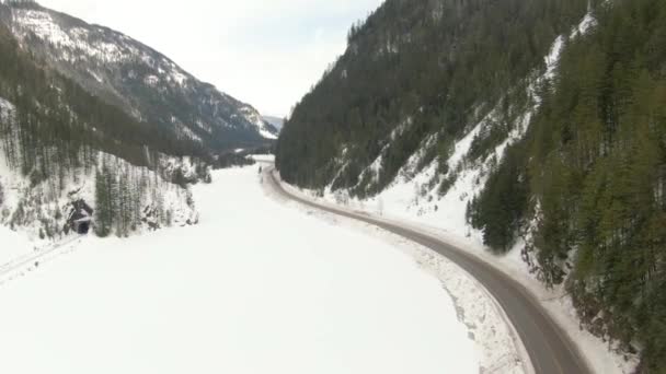 Панорамный вид с воздуха на живописное шоссе в долине — стоковое видео