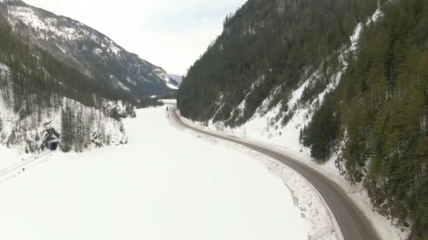 Vue panoramique aérienne d'une route panoramique dans la vallée — Video