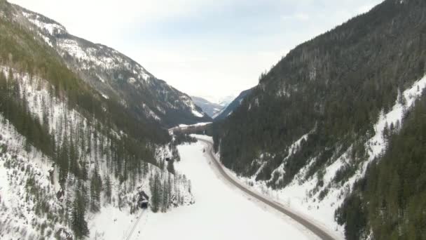 Vista panorámica aérea de una carretera panorámica en el valle — Vídeos de Stock