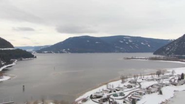 Sicamous 'da küçük bir kasabanın havadan görünüşü