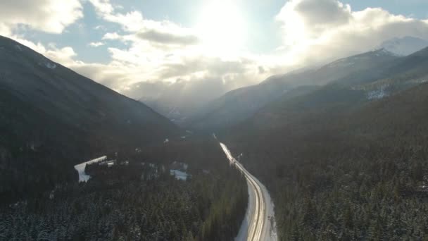 Vista aérea de una carretera panorámica en el valle entre el paisaje de montaña canadiense — Vídeos de Stock