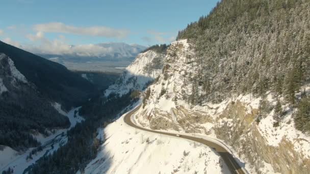 LuchtDrone Uitzicht op een schilderachtige snelweg in de vallei tussen het Canadese berglandschap — Stockvideo