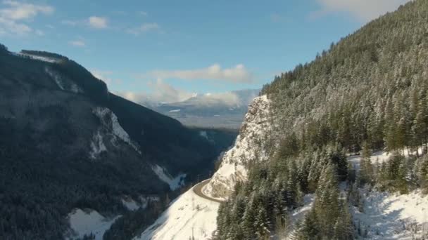 Vista aérea del Drone de una carretera escénica en el valle entre paisaje canadiense de la montaña — Vídeos de Stock