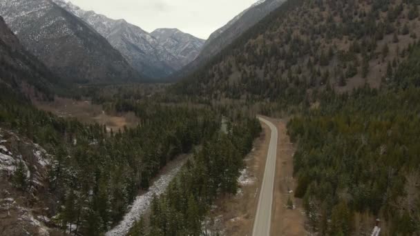 Повітряний вид на мальовничу дорогу в горах Канади — стокове відео