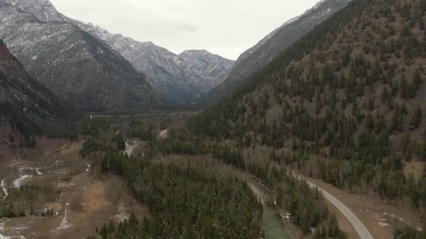 カナダの山の風景の中の道路の空中ビュー — ストック動画
