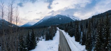 Kanada Dağı 'ndaki Havadan Panoramik Yol Görüntüsü