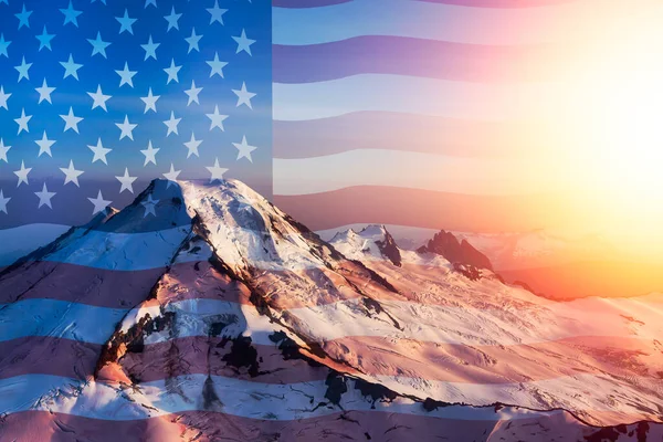 Baker Dağı 'nın Amerikan Ulusal Bayrağı İkonik Hava Görüntüsü — Stok fotoğraf