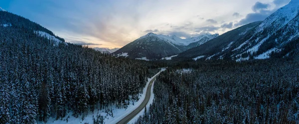 Luftaufnahme einer malerischen Straße in den kanadischen Bergen — Stockfoto