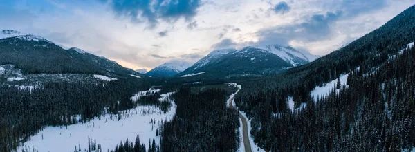 Vista panorámica aérea de una carretera panorámica en la montaña canadiense — Foto de Stock