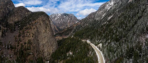 Vista panorámica aérea de una carretera panorámica en la montaña canadiense — Foto de Stock
