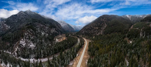 Vista panorâmica aérea de uma estrada panorâmica na montanha canadense — Fotografia de Stock