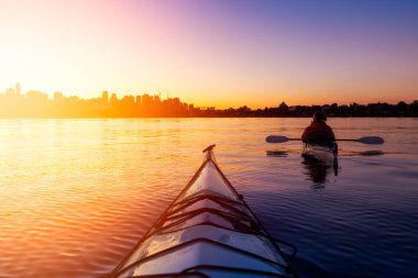 Hayat dolu kış gündoğumunda Maceracı Kız Deniz Kayağı