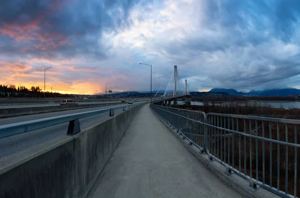 Vista panoramica di un sentiero sul ponte di Port Mann — Foto Stock