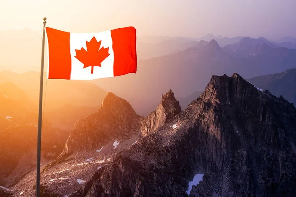 Kanada Ulusal Bayrağı Güzel Rocky Dağı 'nın Havadan Görünümü Üzerinde — Stok fotoğraf