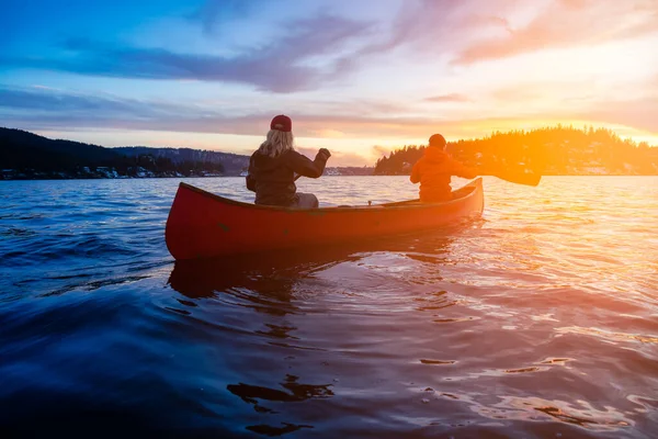 活気に満ちた夕日の間のカヌー — ストック写真