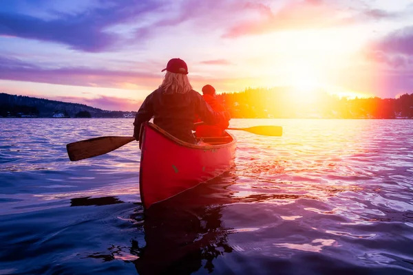 Canoeing during vibrant Sunset — Stock Photo, Image