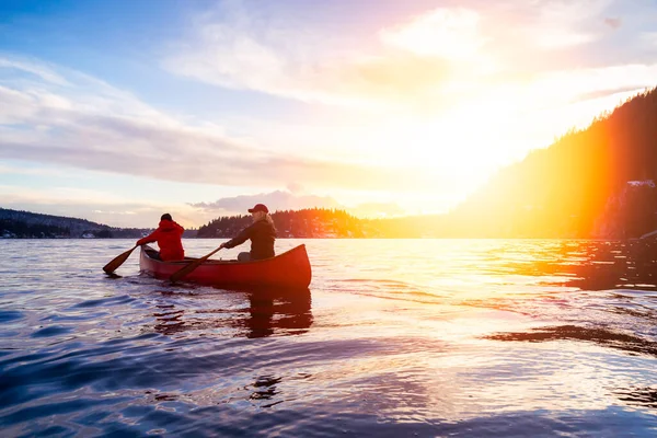 活気に満ちた夕日の間のカヌー — ストック写真