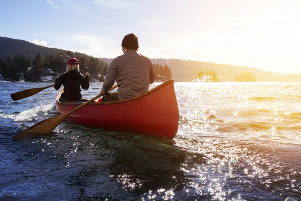 Canoagem durante o vibrante pôr do sol — Fotografia de Stock