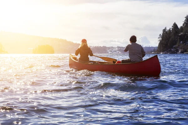 Canoagem durante o vibrante pôr do sol — Fotografia de Stock