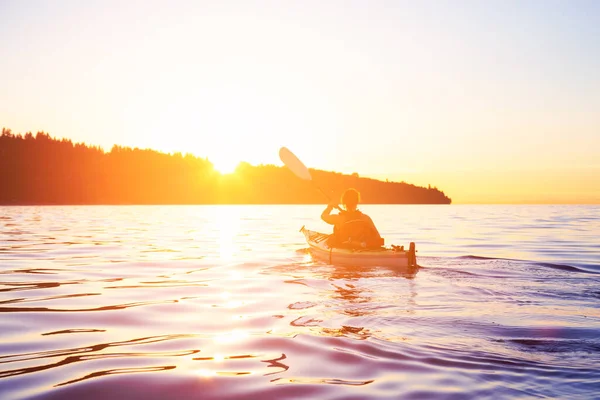Femme sur un kayak de mer pagaie dans l'océan — Photo