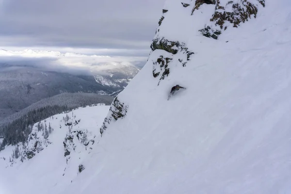 Snowboarden am Berg — Stockfoto